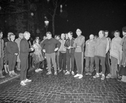 880602 Afbeelding van de start van de estafetteloop door leden van de Utrechtse atletiekvereniging Hellas van Utrecht ...